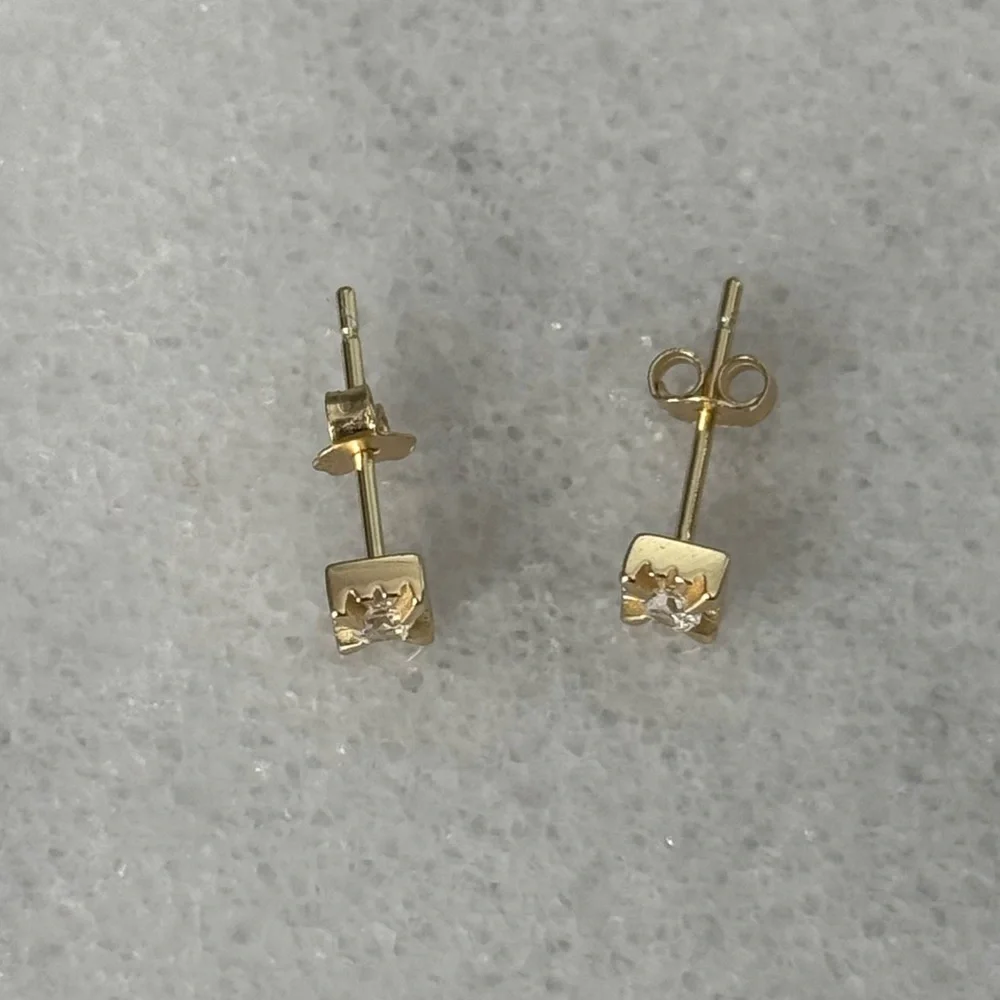 Gold Square Pendant Crystal Star Burst Gold Earrings 

Brand New - Picture 3 of 4